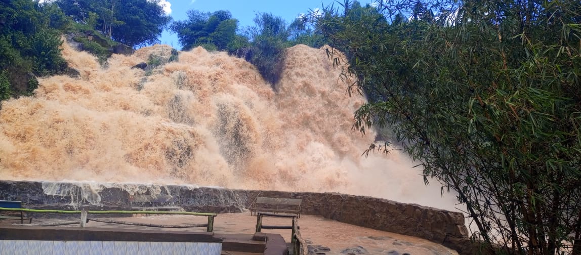 Ambururu Waterfalls at dusk
